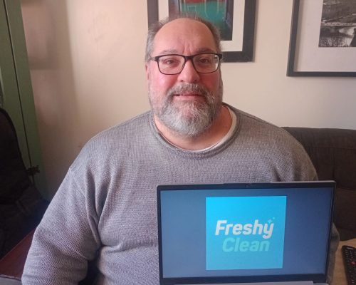 Ele largou o concurso público para empreender em Portugal com a Freshy Clean